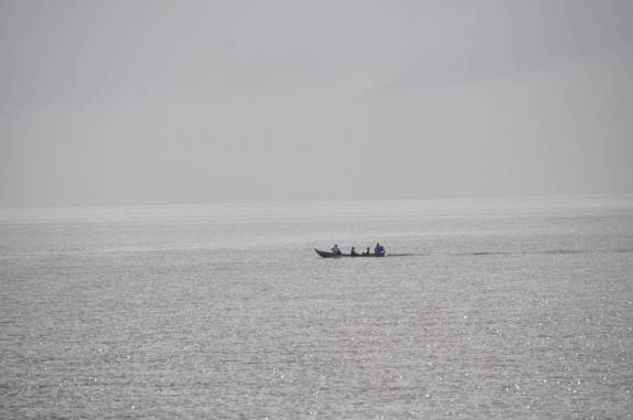 Pequena canoa atravessa rio infinito, visto do ferry entre Belém e Marajó - PA